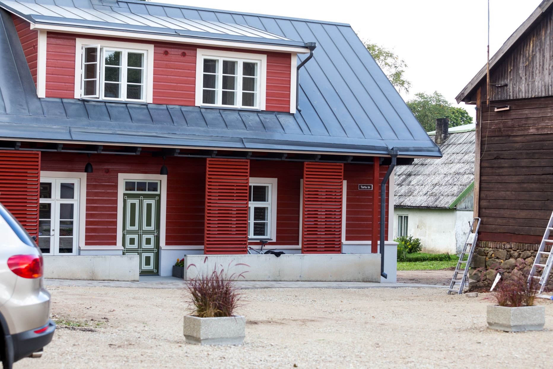 Viljandi südalinna vanast puidutöökojast said selle aasta augustiks moodsad elamispinnad.