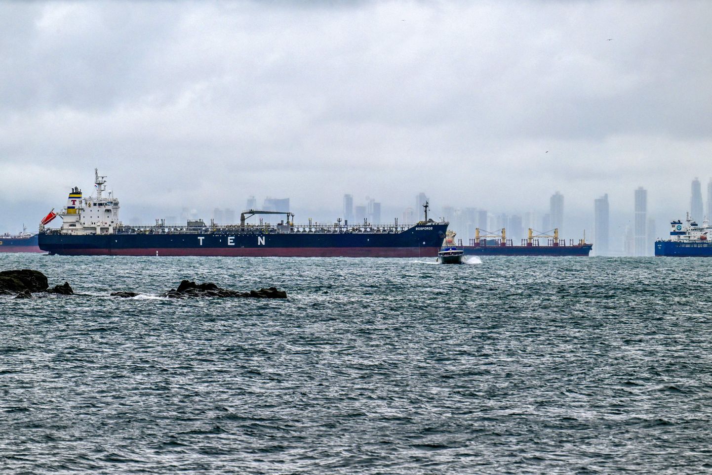 Kaubalaevad Panama kanali järjekorras ootamas.