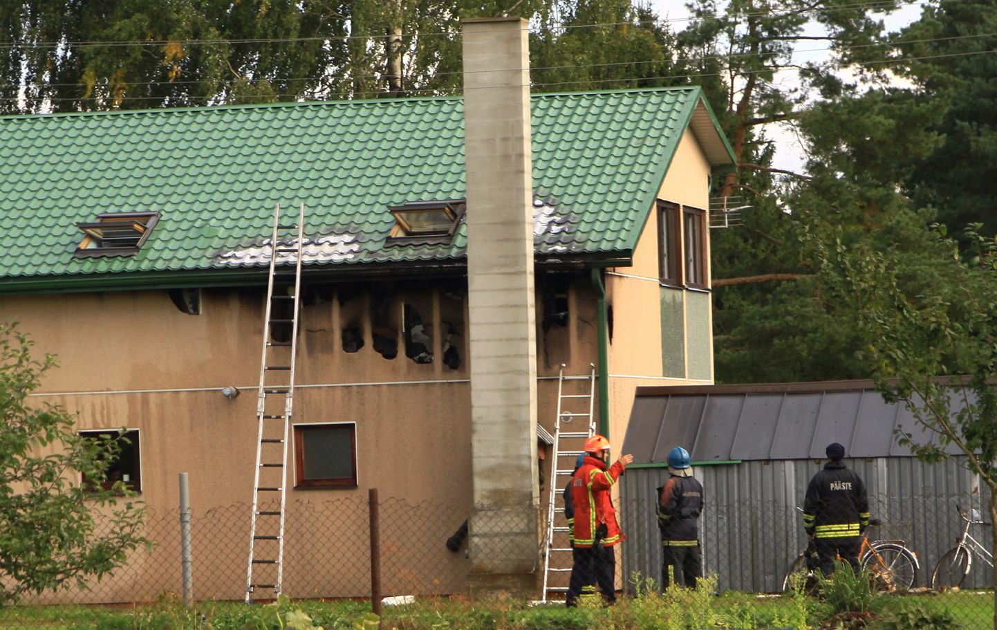 Pärnumaal Audru vallas põles elumaja, mille omanik põletas korstnas pigi.