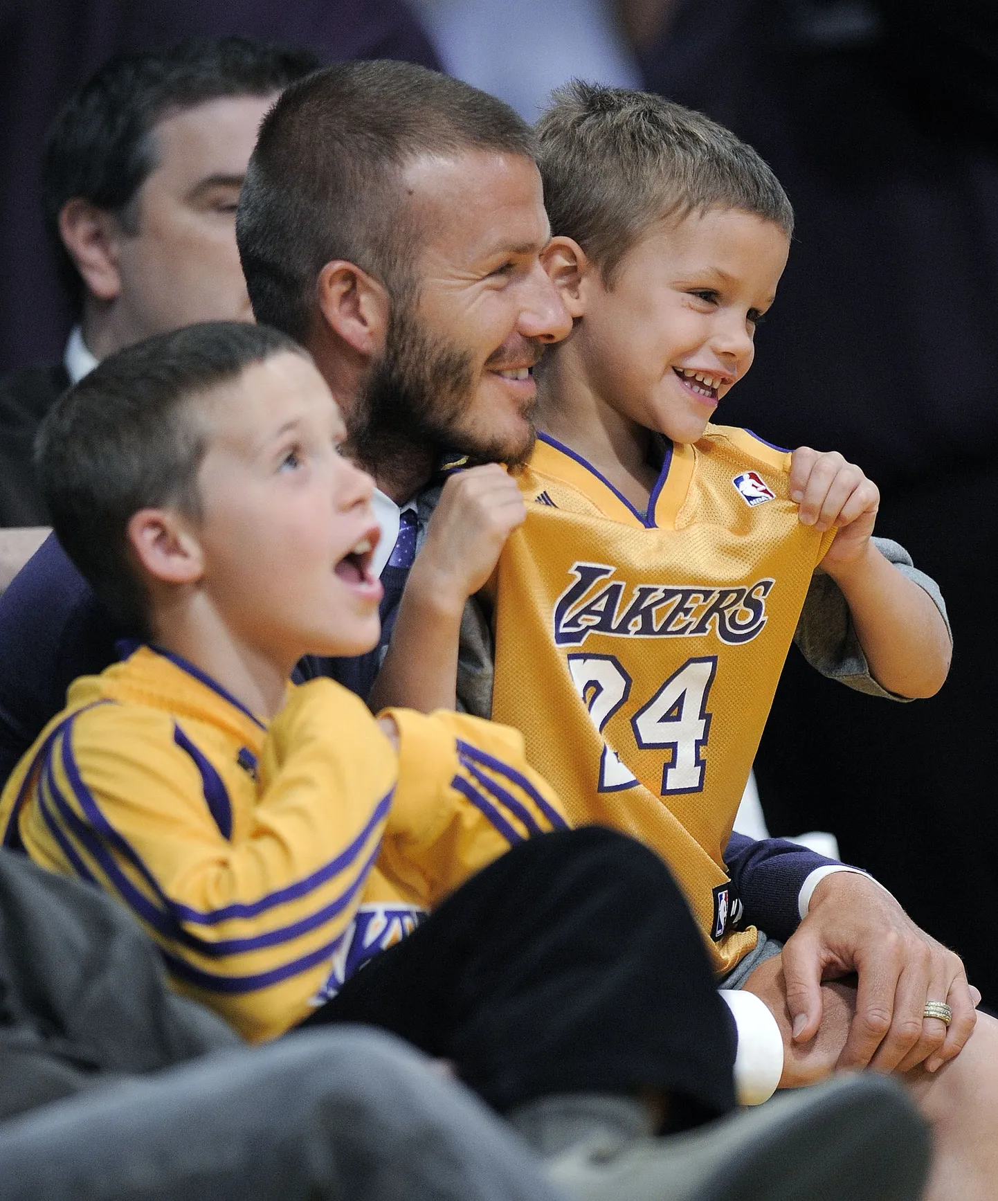 David Beckham koos poegadega korvpalli vaatamas.