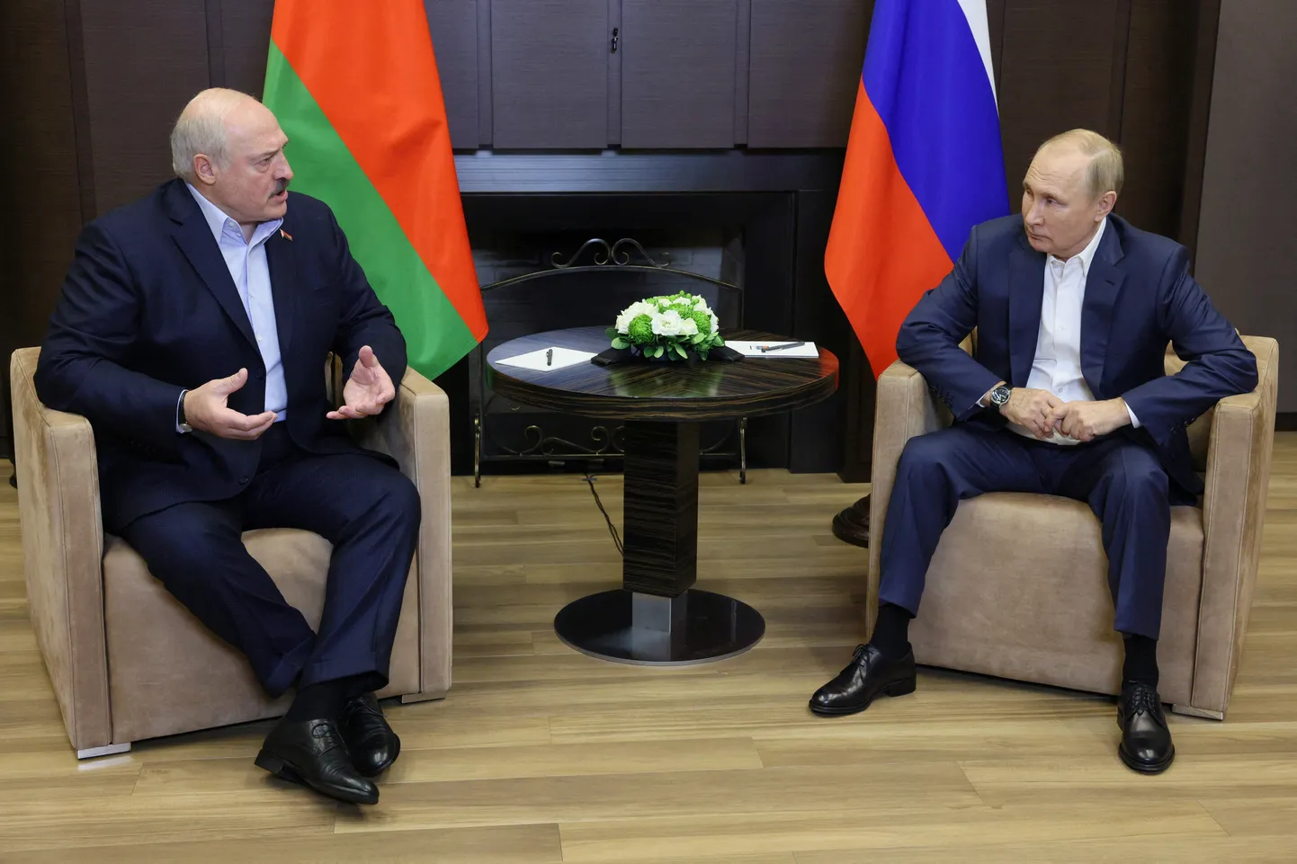 Valgevene juht Aleksandr Lukašenka (vasakul) kohutumisel Venemaa president Vladimir Putiniga.