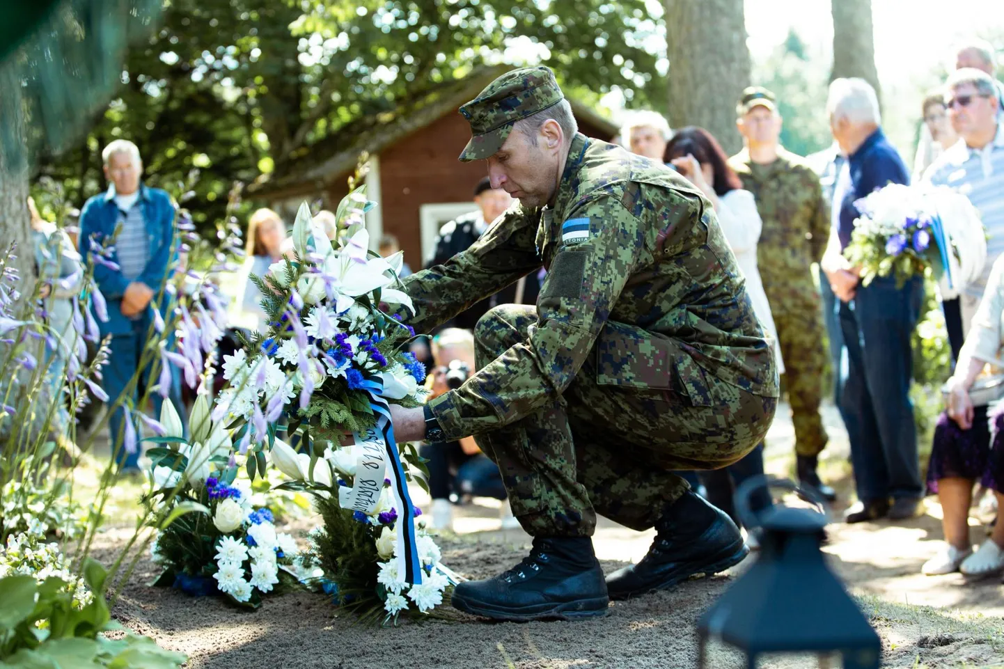 Mihkli kalmistule ümbermaetud metsavendade kalmule asetas Kaitseliidu Pärnumaa maleva nimel pärja Marko Sai.