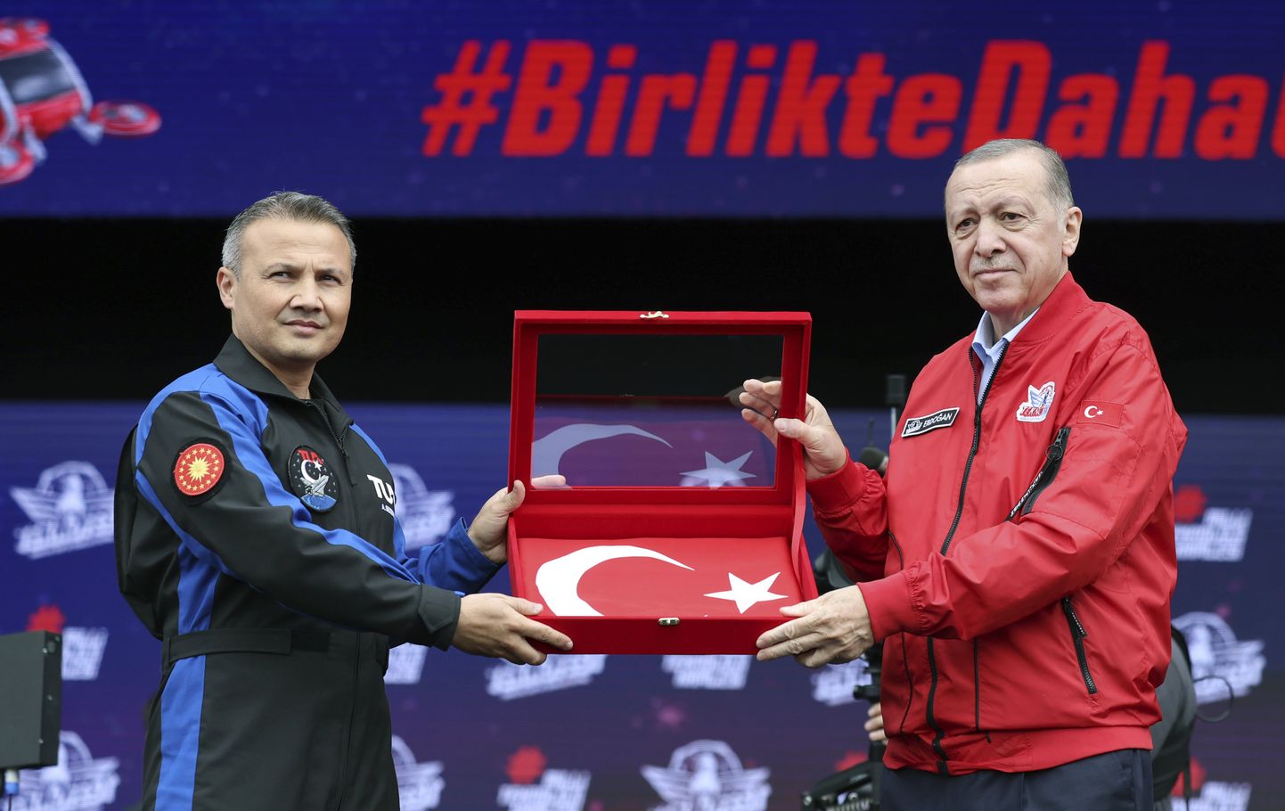 Президент Турции Реджеп Тайип Эрдоган (справа) и пилот ВВС Альпер Гезеравчи, выбранный первым космонавтом Турции.