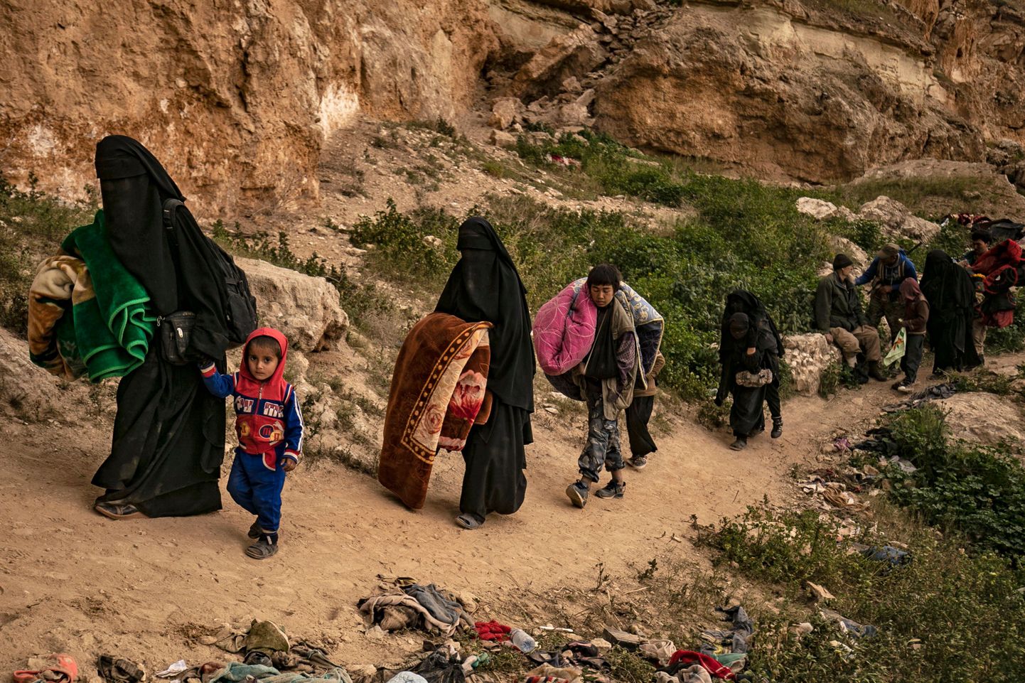 Naised ja lapsed pagemas ISISe viimasest tugipunktist Süürias.