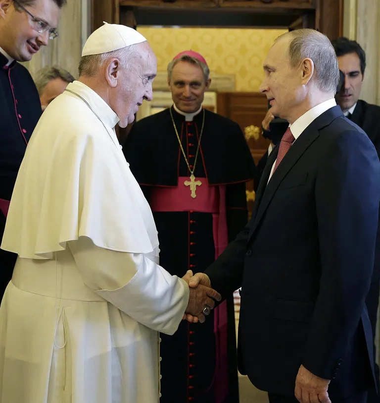 Paavsti ja Putini tervitushetk.