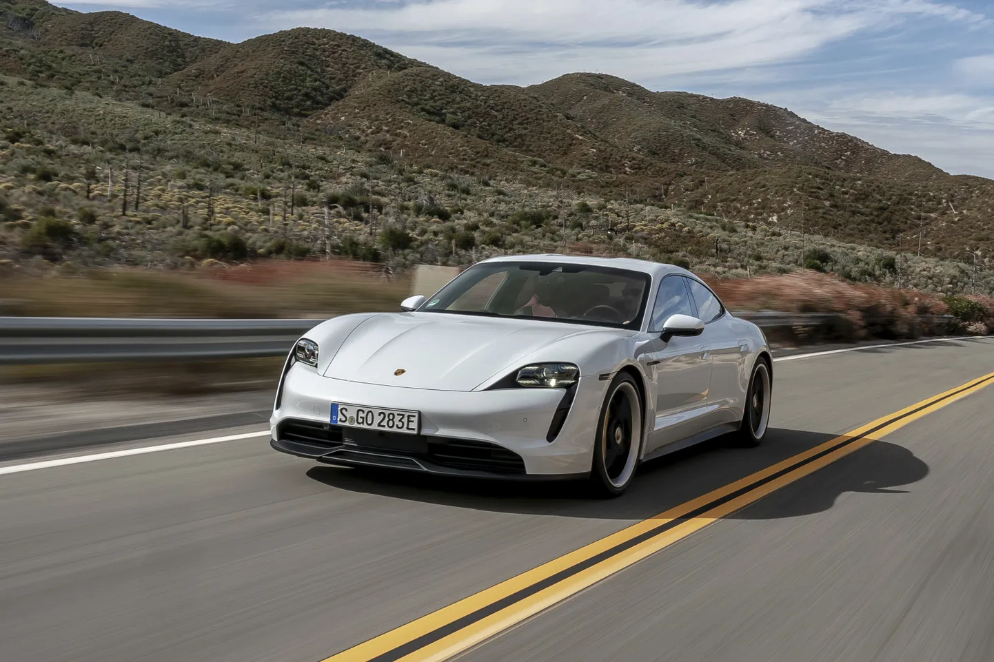 "Porsche" "Taycan" elektroautomobiļi.