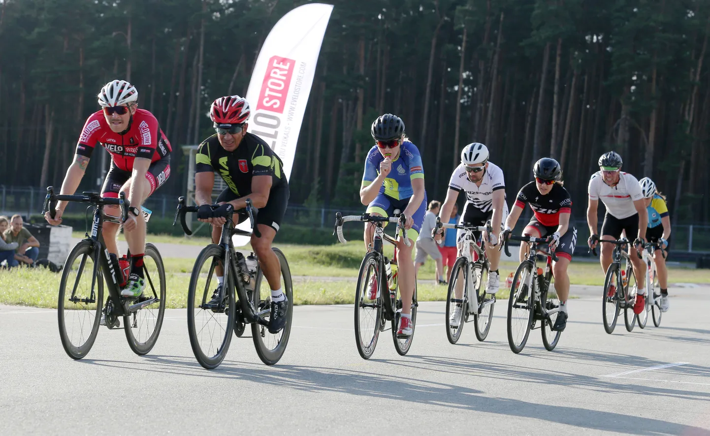 100 kilometru garais ''BSC Group GP'' velobrauciens Biķernieku kompleksās sporta bāzes trasē, kas ir sezonas otrais Latvijas kausa posms šosejas riteņbraukšanā.