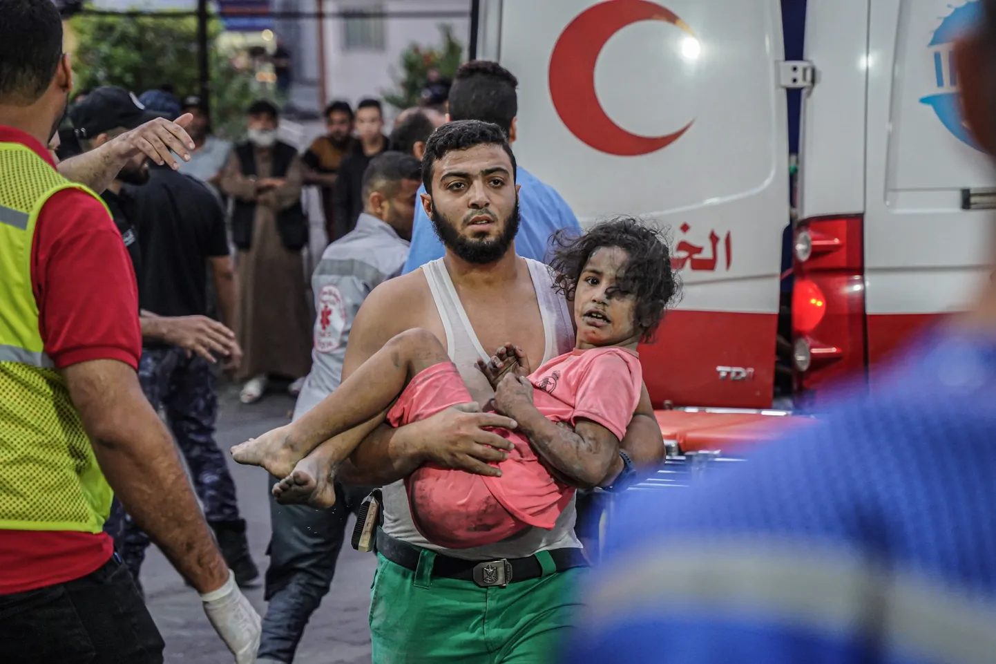 Parameedik kandmas last pärast raketirünnakut Gazas 9. oktoobril 2023. aastal