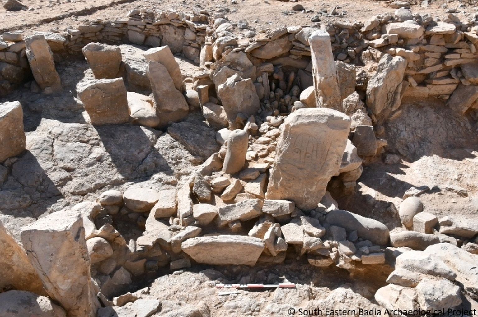 Pildil on kaks Ida-Jordaaniast leitud graveeritud kivi