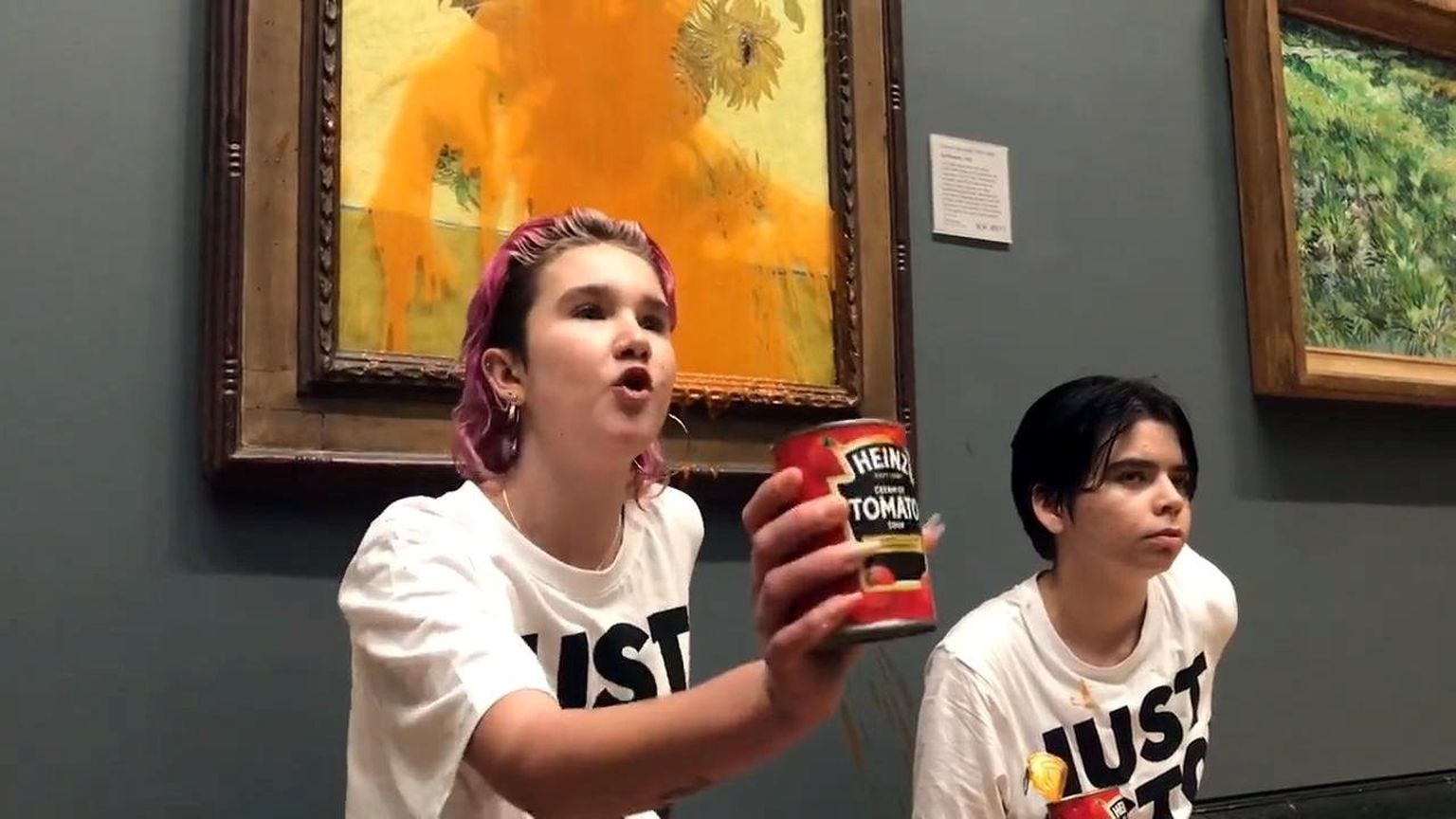 Kaks keskkonnaaktivisti, kes valasid Vincent Van Gogh’i maali Päevalilled üle Heinzi tomatisupiga