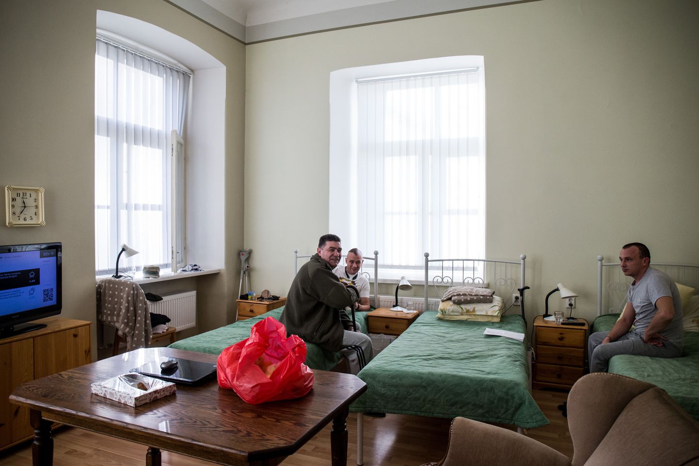 Kolm nädalat Seli tervisekeskuses taastusravil olnud Oleksandr Gudimi (pildil vasakul) sõnul ei teadnud tema pere pikka aega, et ta sai Donetskis haavata. Mees isegi keelas sõpradel sellest rääkida: peaasi, et lähedased ei oleks mures.