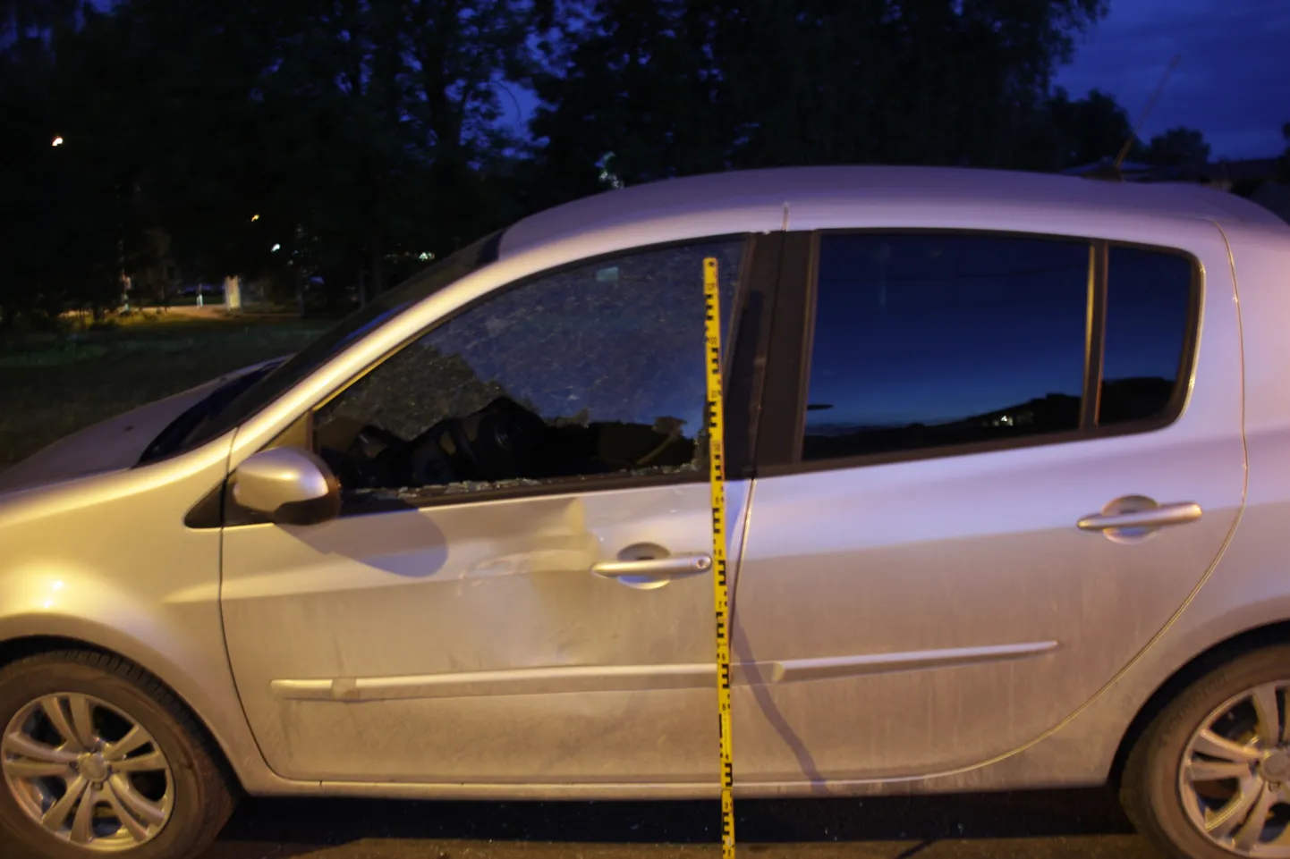 Sõidukit ramminud auto võib olla  punast värvi BMW X 5 või X 6.