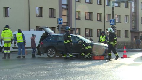 Reporter: Pärnus vajus auto auku