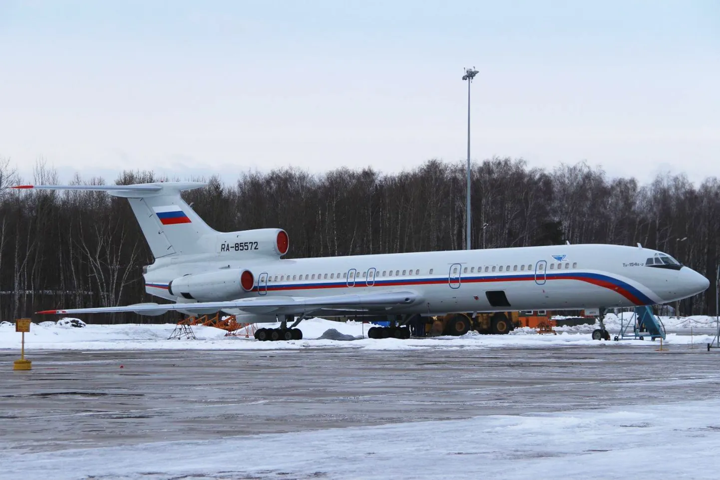 Самолет Ту-154.