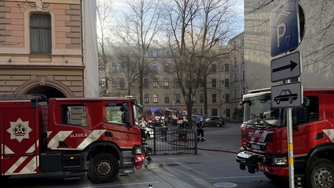 В многоэтажном доме в центре Риги вспыхнул пожар
