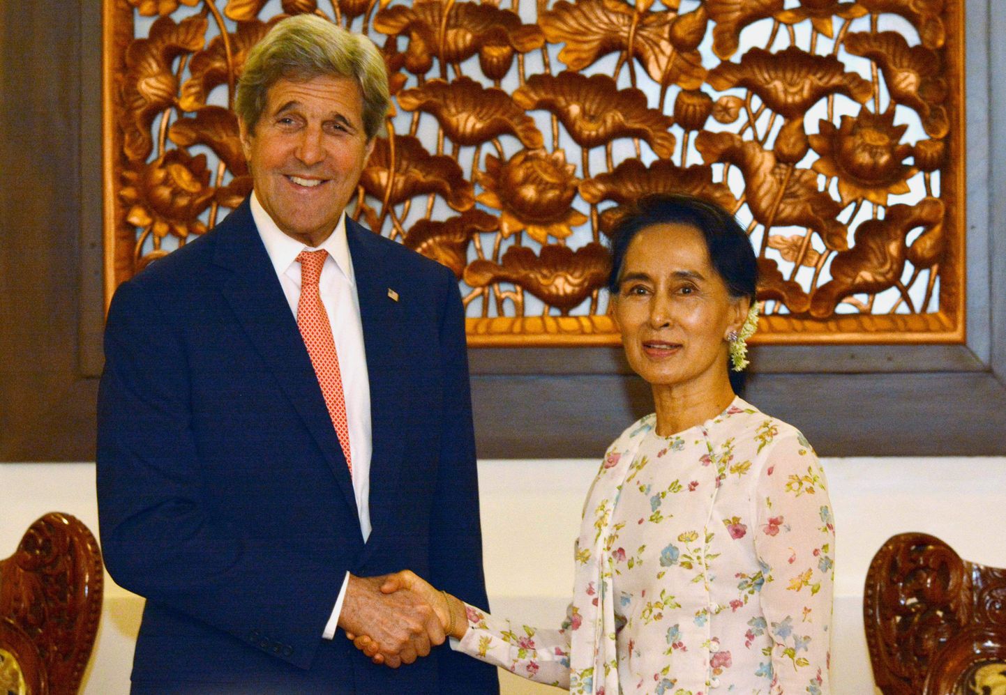 USA välisminister John Kerry kätt surumas Birma välisminister Aung San Suu Kyiga