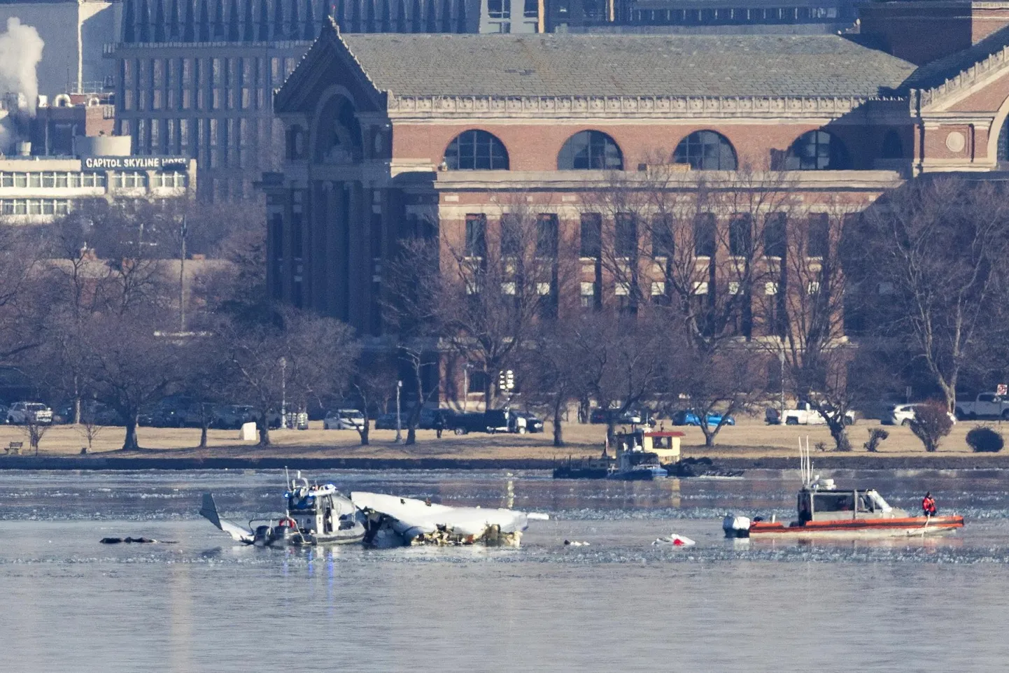 Päästjad Washingtonis Potomaci jõel American Airlinesi lennuki rusude juures, mis kukkus alla kolmapäeva õhtul pärast kokkupõrget armee helikopteriga.