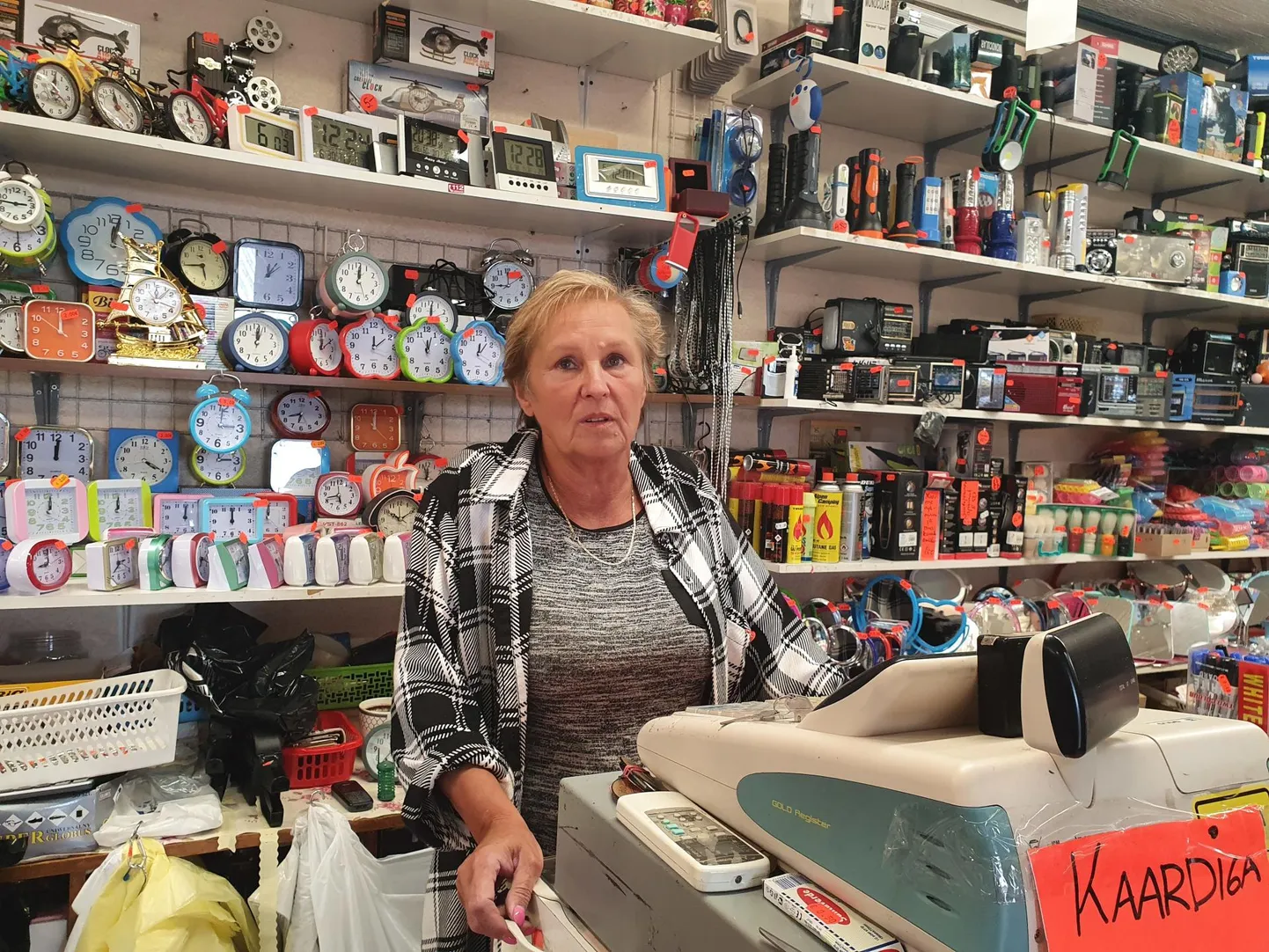 Tartu avaturu müüja Rimma Kanter kuuleb iga päev nii teiste müüjate kui ka klientide käest, et pärast uue bussivõrgu käivitamist on turule keeruline tulla ja kompsudega koju saada.