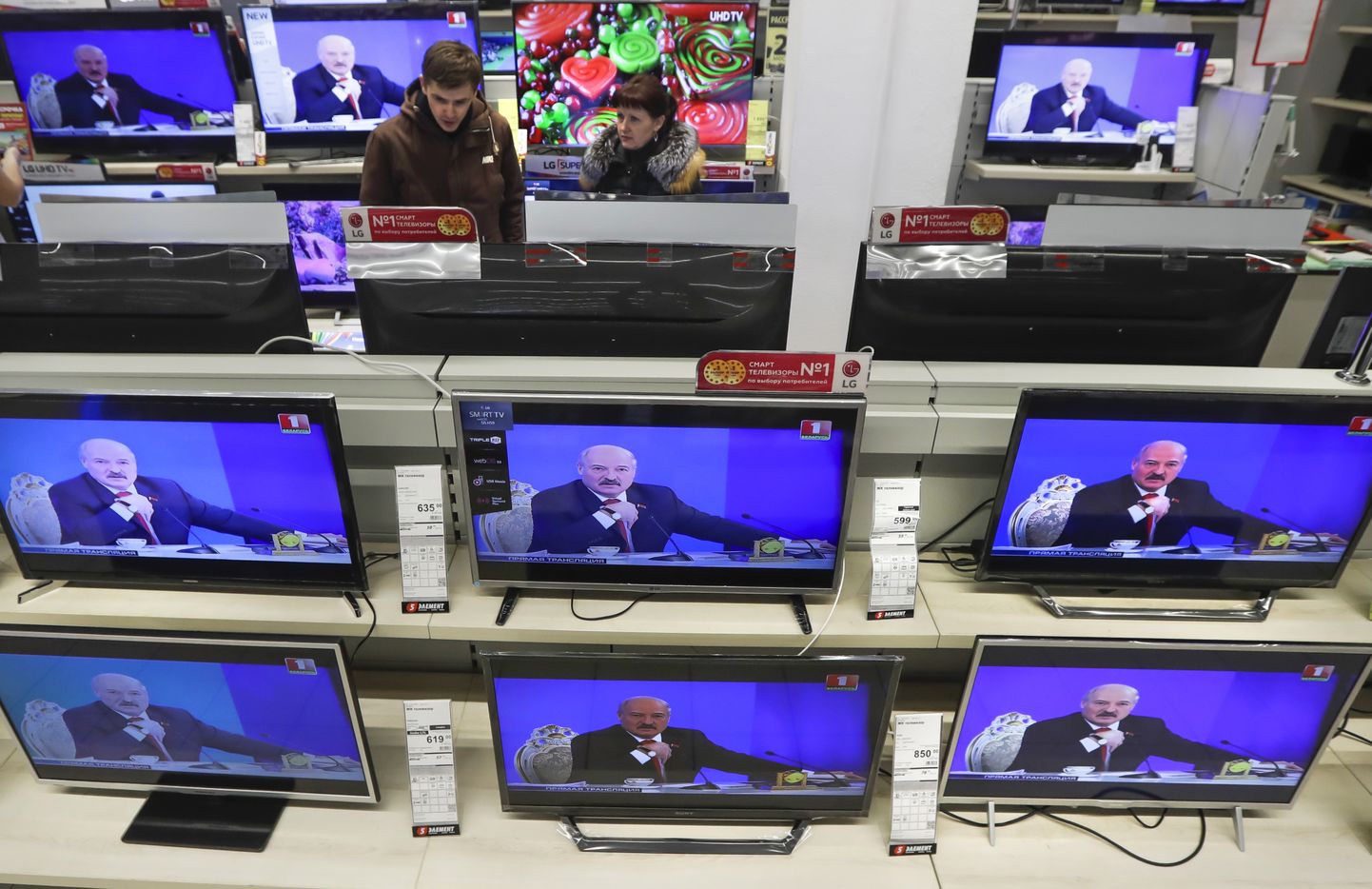 Aleksandrs Lukašenko TV ekrānos elektropreču veikalā