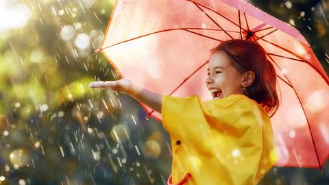 Foto ⟩ Jaunā darba nedēļa sāksies ar lietu un brāzmainu vēju