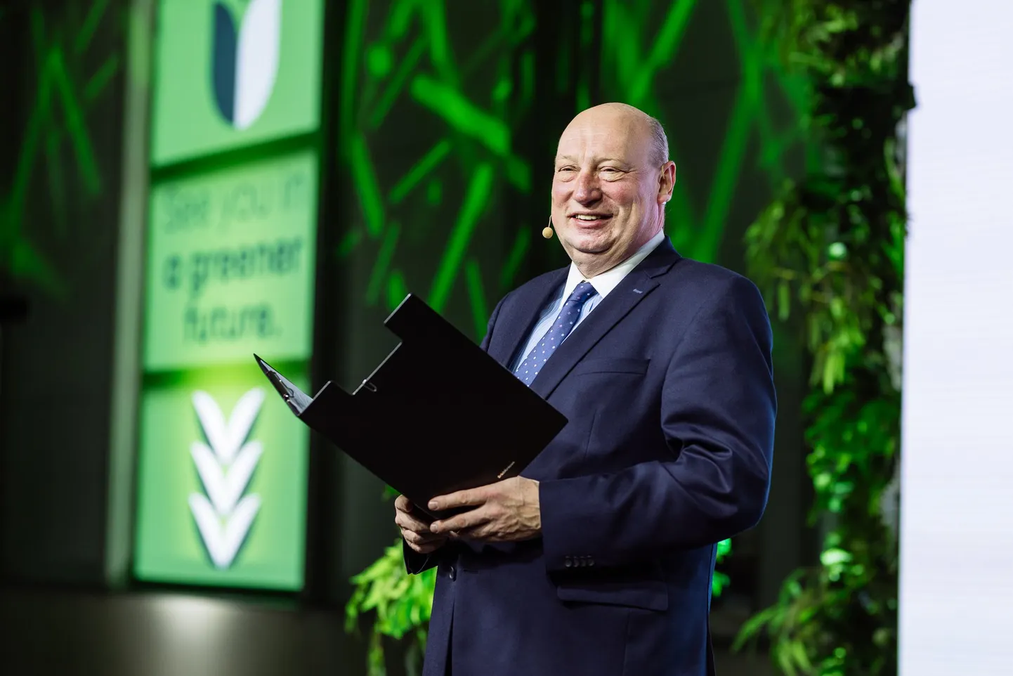 Euroopa Komisjoni transpordi ja liikuvuse peadirektoraadi peadirektor Henrik Hololei sai Politico andmetel Katari valitsuselt tasuta lennusõite ajal, mil ta pidas Katariga võimaliku lennutehingu üle läbirääkimisi.