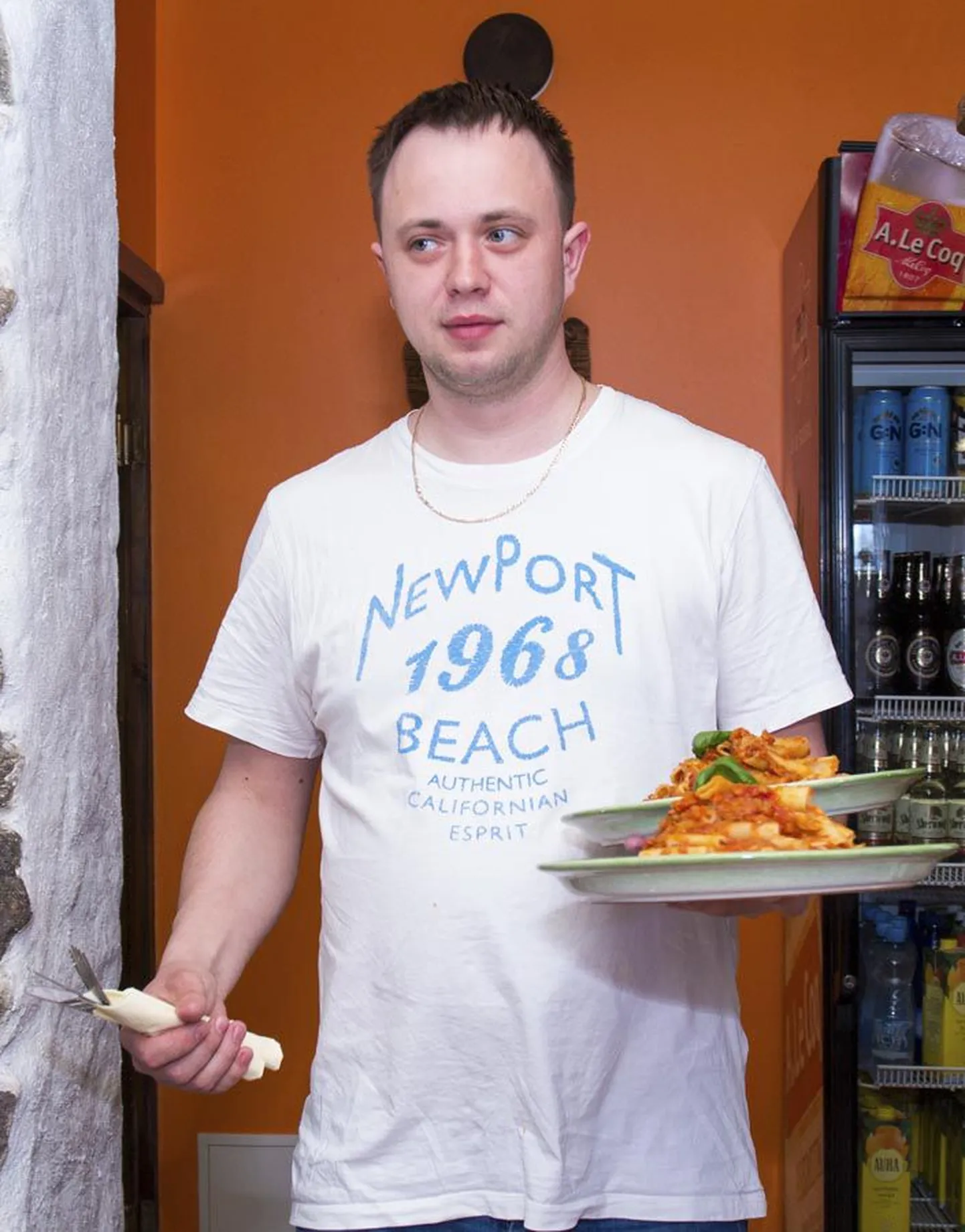 Kui rahvast on palju, ei ole mahti auastet vaadata. Trahteri omanik Kristo Putnik tõttab tellijatele toitu viima.