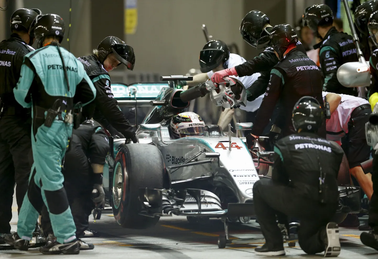 Lewis Hamilton oli sunnitud Singapuri etapi tehnilise vea tõttu katkestama.