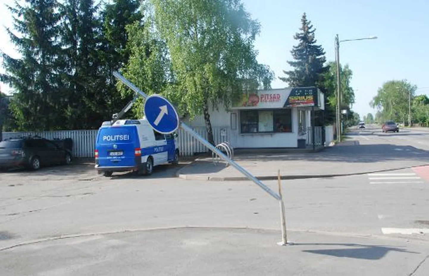 Siriuse kiirtoidukoha parklas sõitis auto otsa liiklusmärgile.