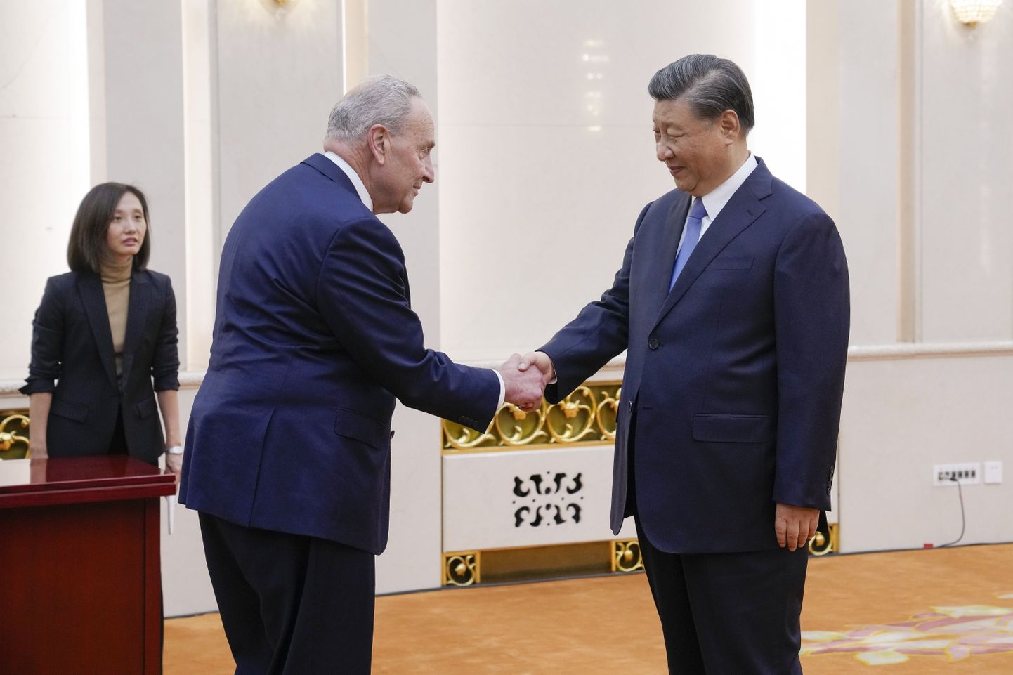 USA senati enamuse liider Chuck Schumer ja Hiina president Xi Jinping kätlemas enne kahepoolset kohtumist Pekingis 9. oktoobril 2023. aastal.