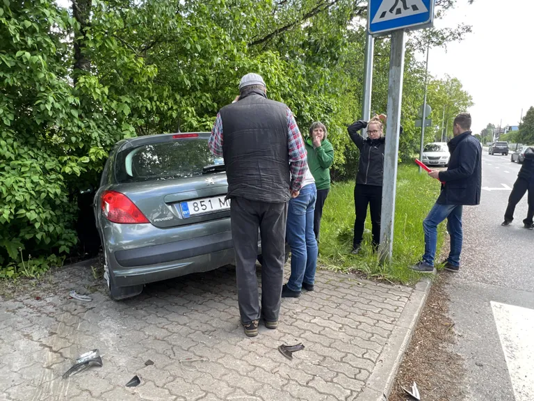 Avarii tiheda liiklusega Pärnu ja Raudtee tänava nurgal Paides.