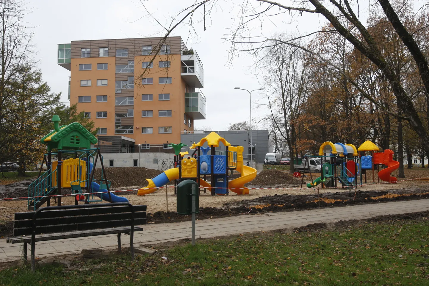 Väikese Karu lasteaia mänguväljak Forseliuse pargis.