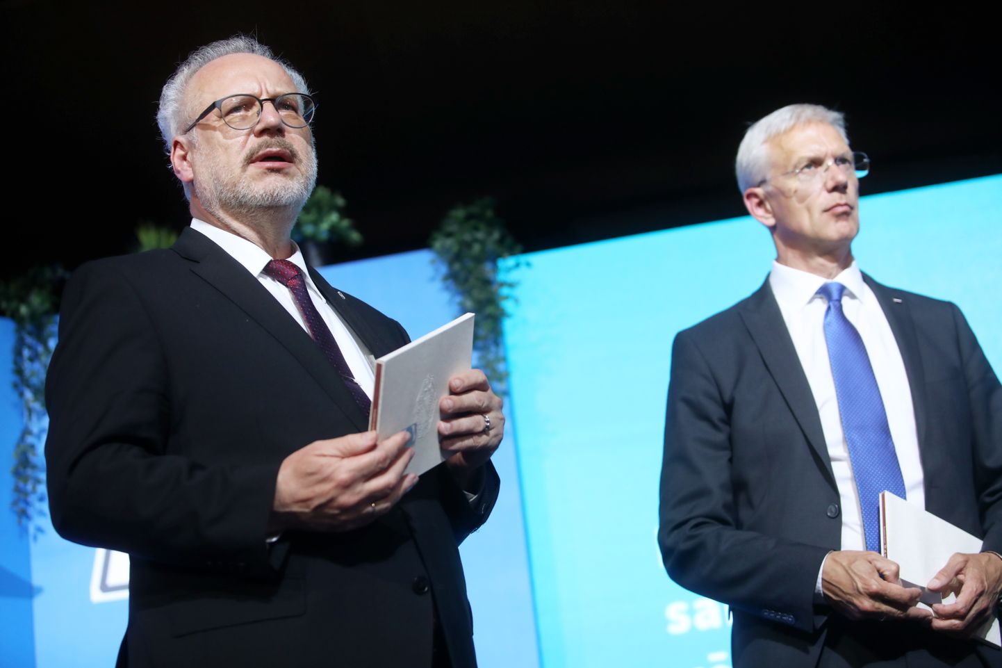 Valsts prezidents Egils Levits (no kreisās) un Ministru prezidents Krišjānis Kariņš.