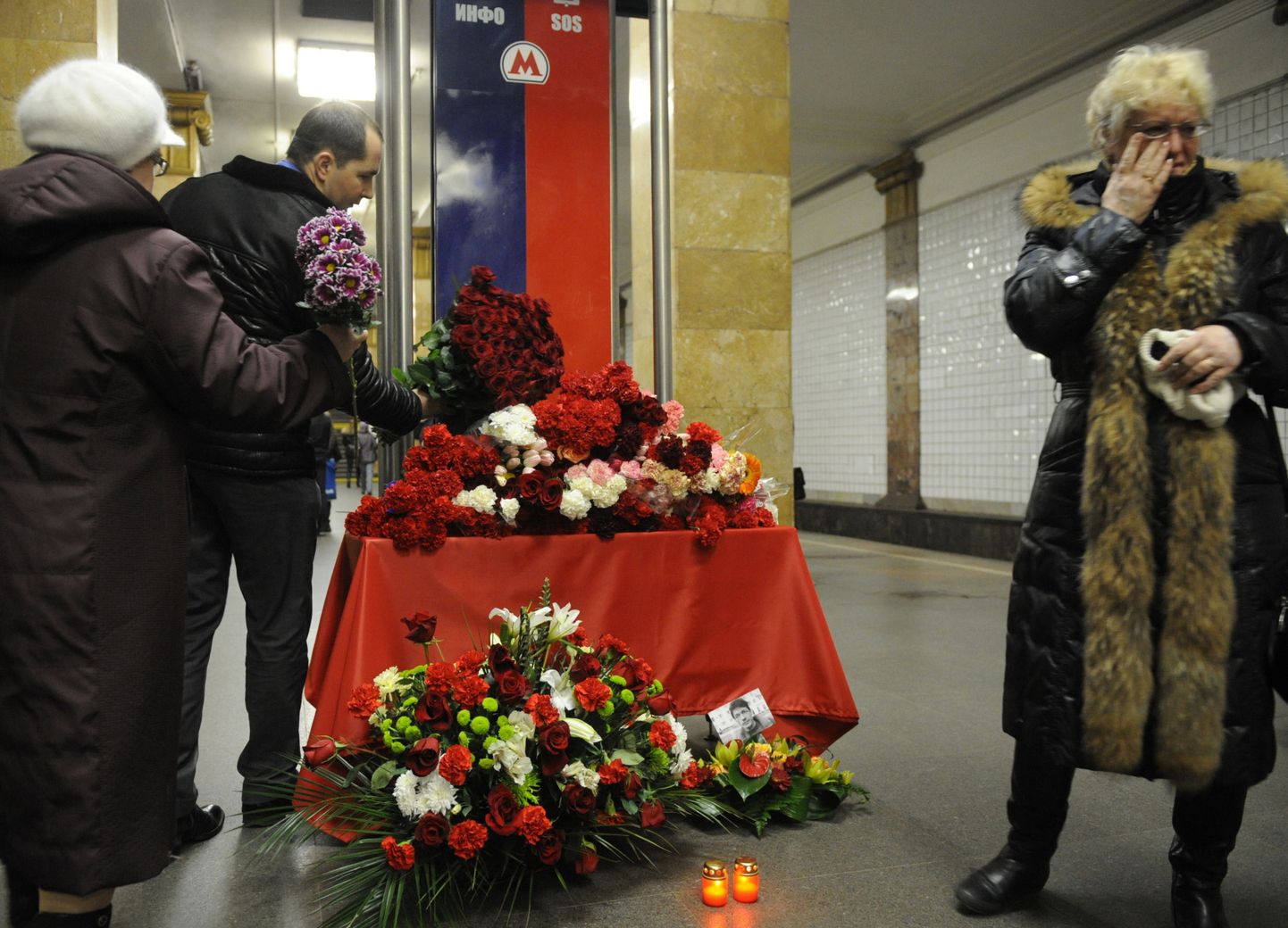 Inimesed panid Park Kulturõ jaama terroriakti ohvrite mäletuseks lilli. Foto on tehtud 29. märtsil 2010.