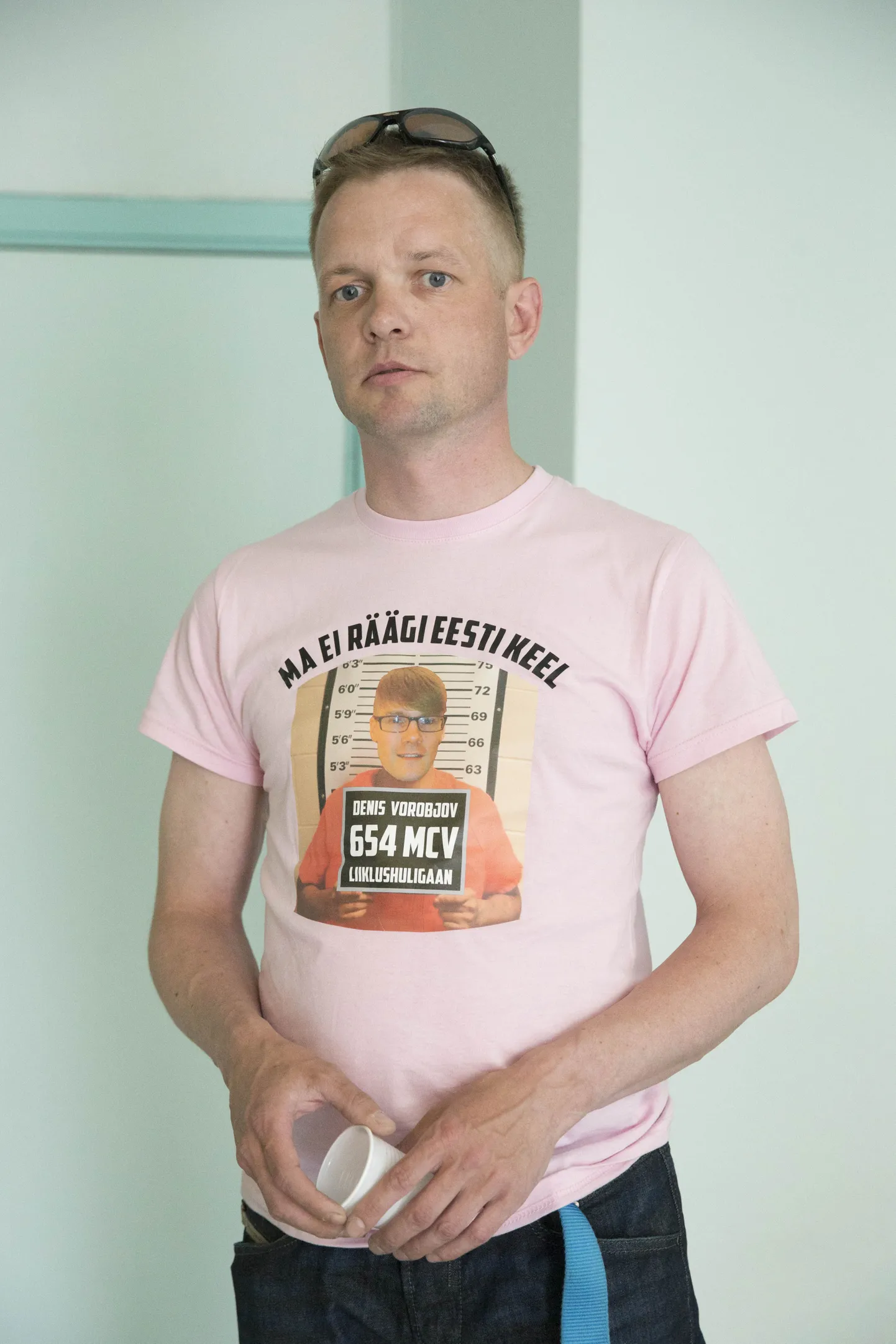 Urmas Einroos kannab T-särki, millel on pildid meestest, kes olid liikluskonflikti teiseks osapooleks.