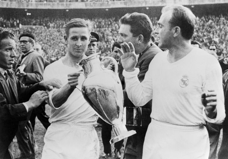Madridi Reali ründaja Alfredo Di Stefano (paremal) hoiab Euroopa karikat Santiago Bernabeul pärast Reali 2:0 võitu itaallaste Fiorentina üle 1957. aastal. 