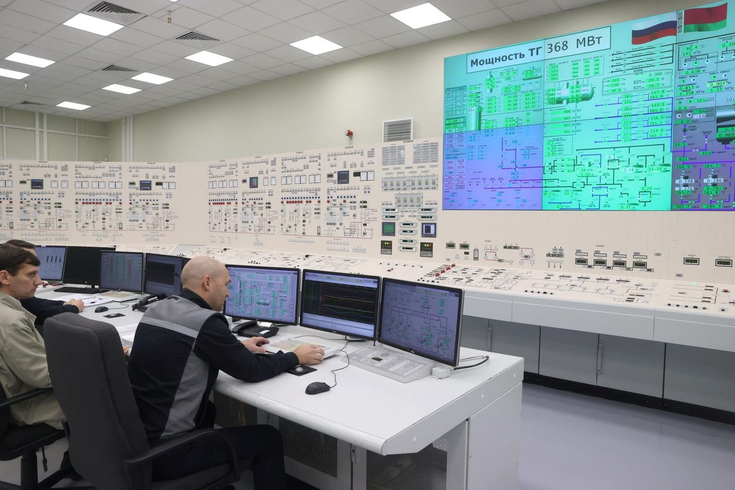 Töötajad Astravetsi tuumajaama kontrollruumis. 