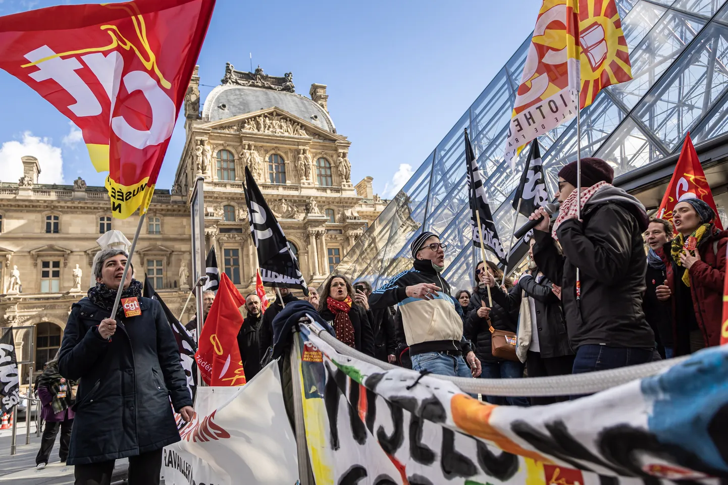 Louvre'i muuseumi töötajad protesteerimas Prantsuse valitsuse pensionireformi vastu.