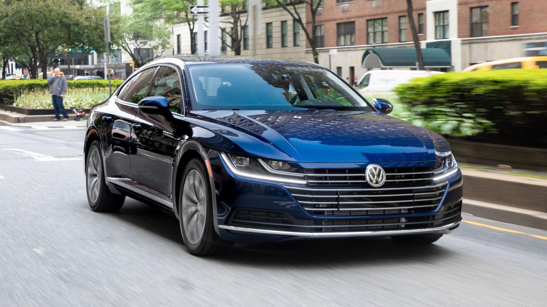 Volkswagen reklaamib Arteoni kui elegantset pilgupüüdjat.