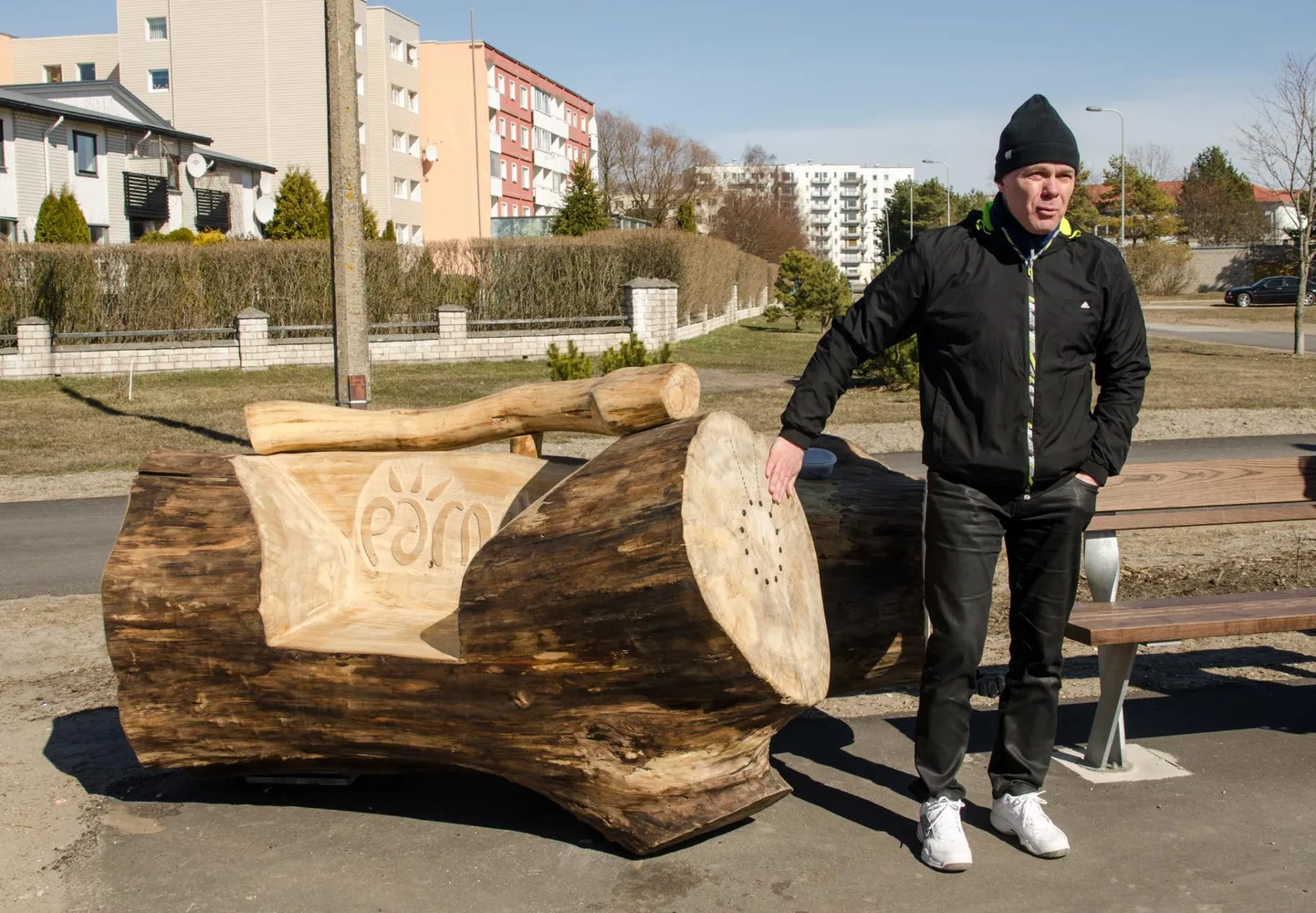Pealtnäha toekas ja linnapeale kohane puutüve tükist tahutud pink ei pidanud ilmastikule vastu ja Toomas Kivimägi (pildil) peab leppima opositsioonipingiga riigikogus.