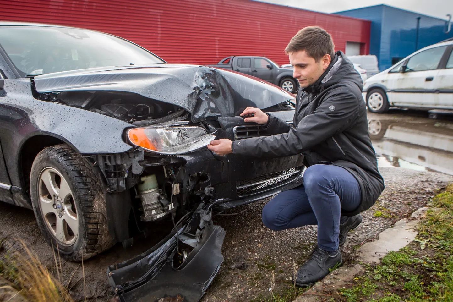VANARAUAKS: Autovärvi OÜ juhataja Taavi Piipuu näitab kitsega kokku põrganud autot, millest asja enam ei saa.