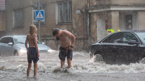ФОТО ЧИТАТЕЛЯ ⟩ «Позор!» Жители эстонского города в ярости из-за превращающегося в бассейн во время дождя перекрестка