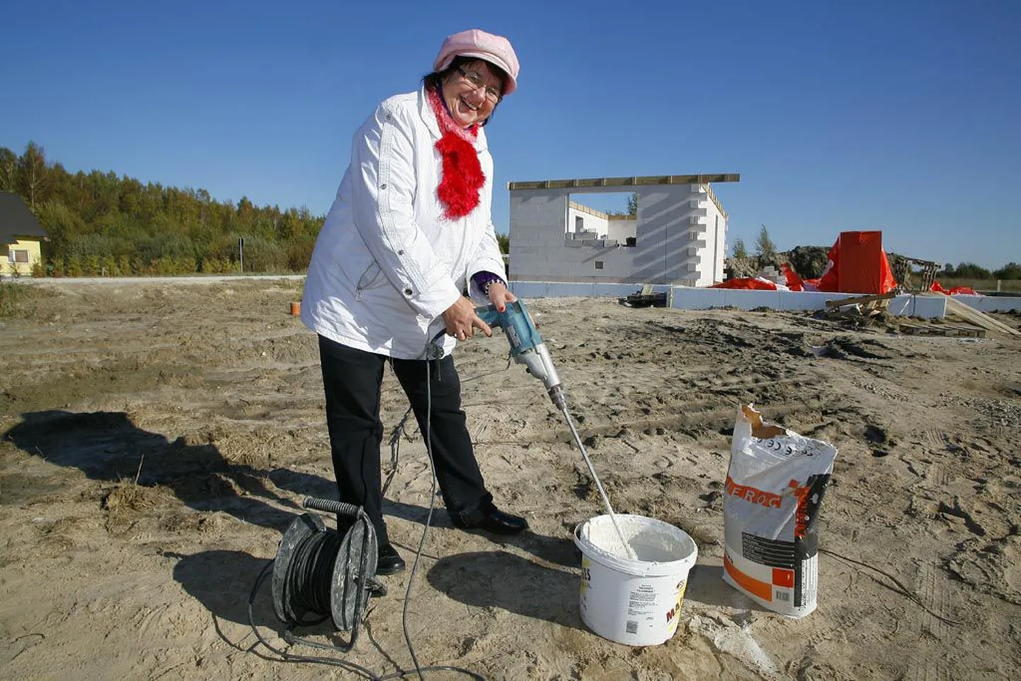 Müügiputkat meenutav ehitis, mille taustal LC Sauga president Aino Värbu plokiliimi vurrab, kasvab kahe aastaga kahekorruseliseks klubihooneks.