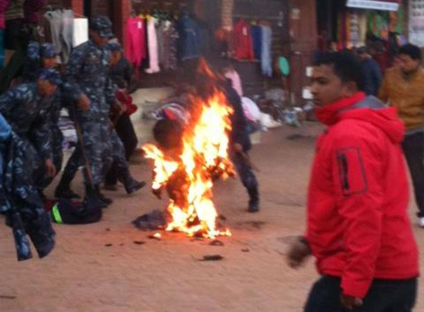 Eksiilis elanud tiibetlasest munk pani end Kathmandus põlema 13. veebruaril.