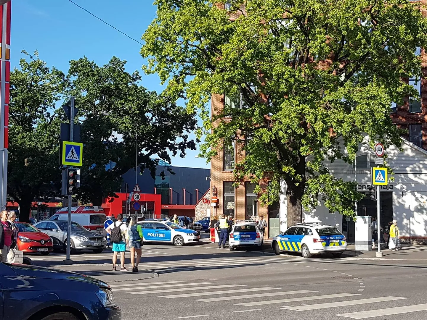 Politseinikud pidasid Pärnu südalinnas kinni terava esemega vehkinud vanema mehe.