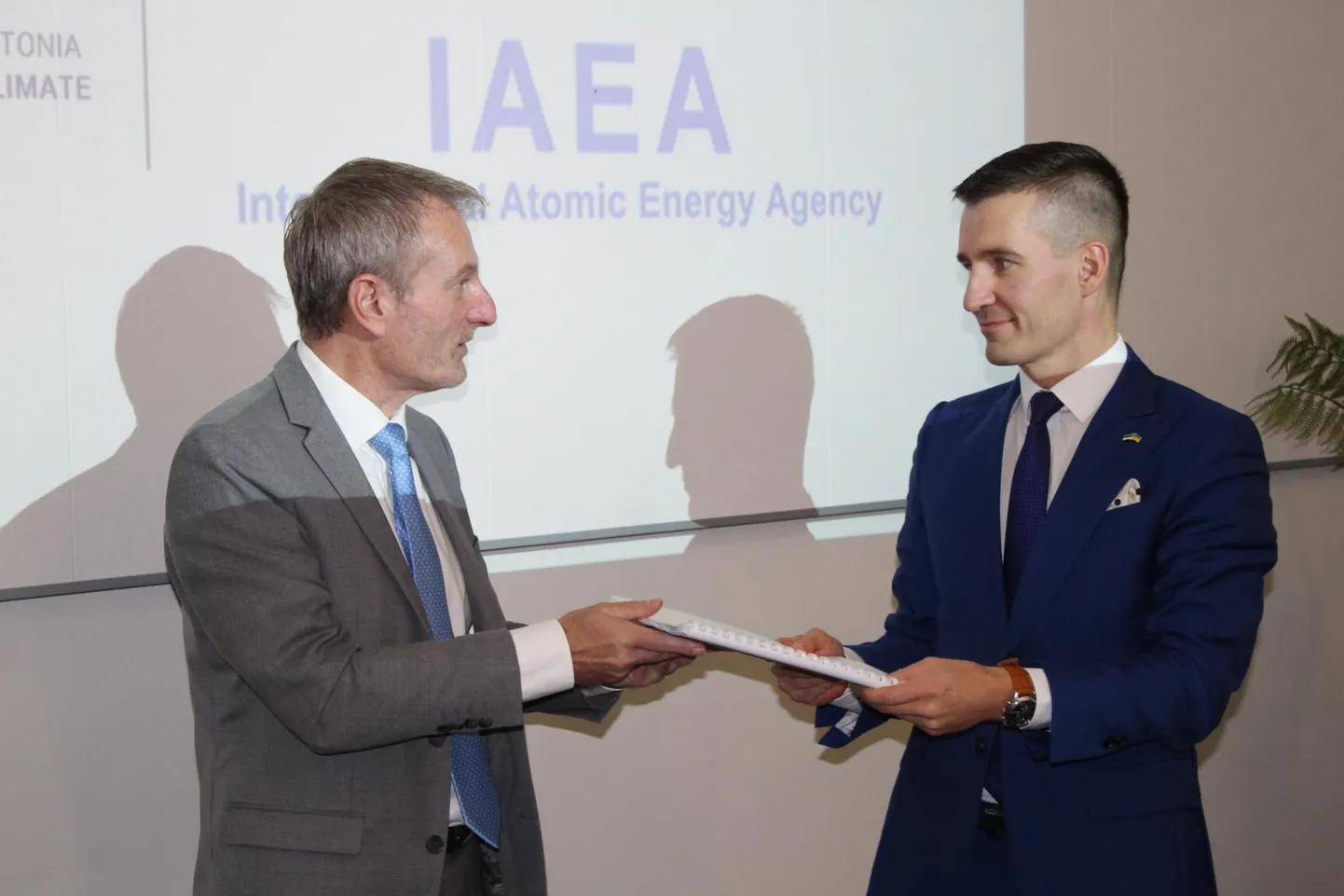 Eric Mathet (vasakul) ulatas esmaspäeval kliimaministeeriumi asekantslerile Antti Toomingale Rahvusvahelise Aatomienergia Agentuuri eksperdigrupi raporti. Seal on 91 lehekülge järeldusi ja soovitusi.