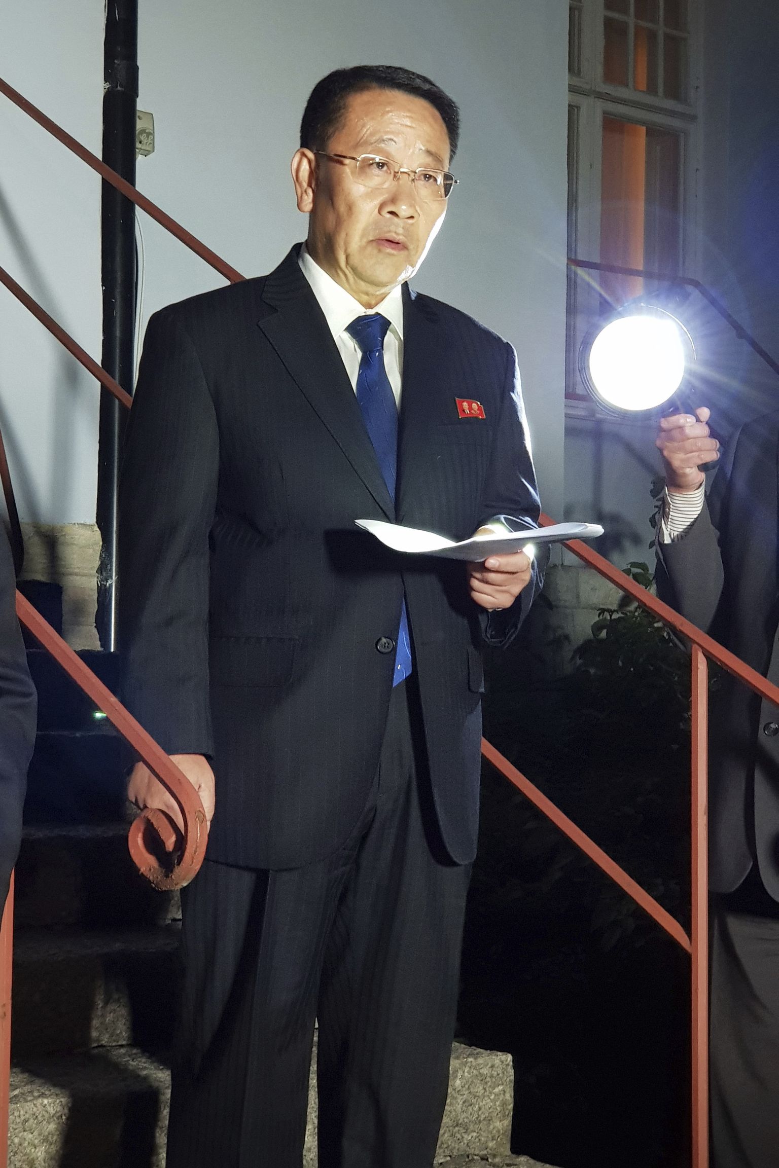 Põhja-Korea tuumaläbirääkija Kim Myong-gil laupäeval Stockholmis Põhja-Korea saatkonnas.