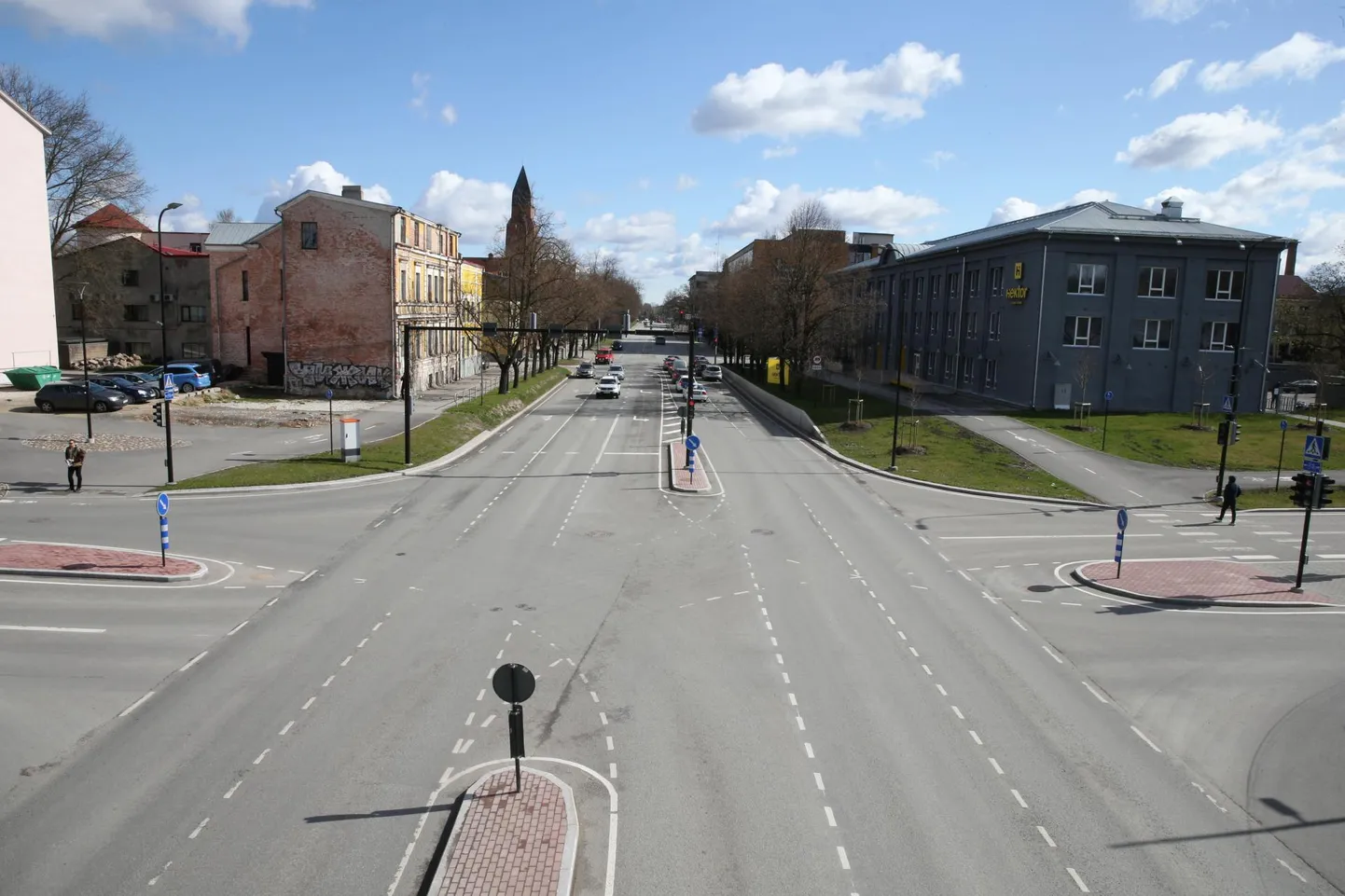 Riia tänavale rajatakse suveks rattarajad.