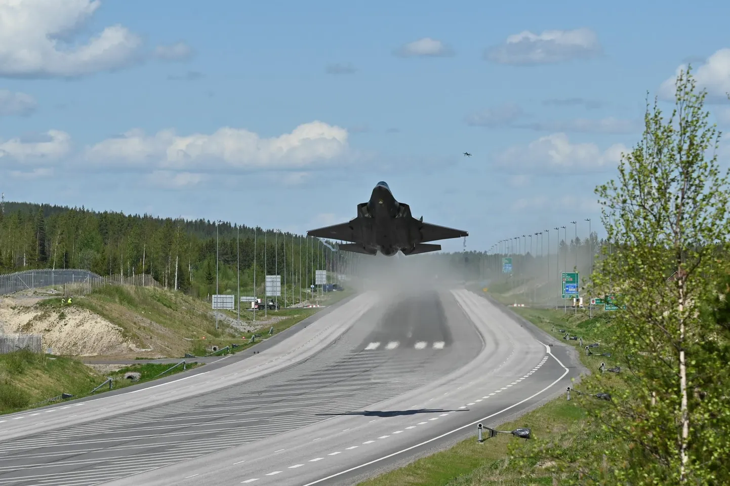 Soome maantee kohalt suitsupilve ja mürinaga taas õhku tõusev Hollandi F-35 hävitaja.