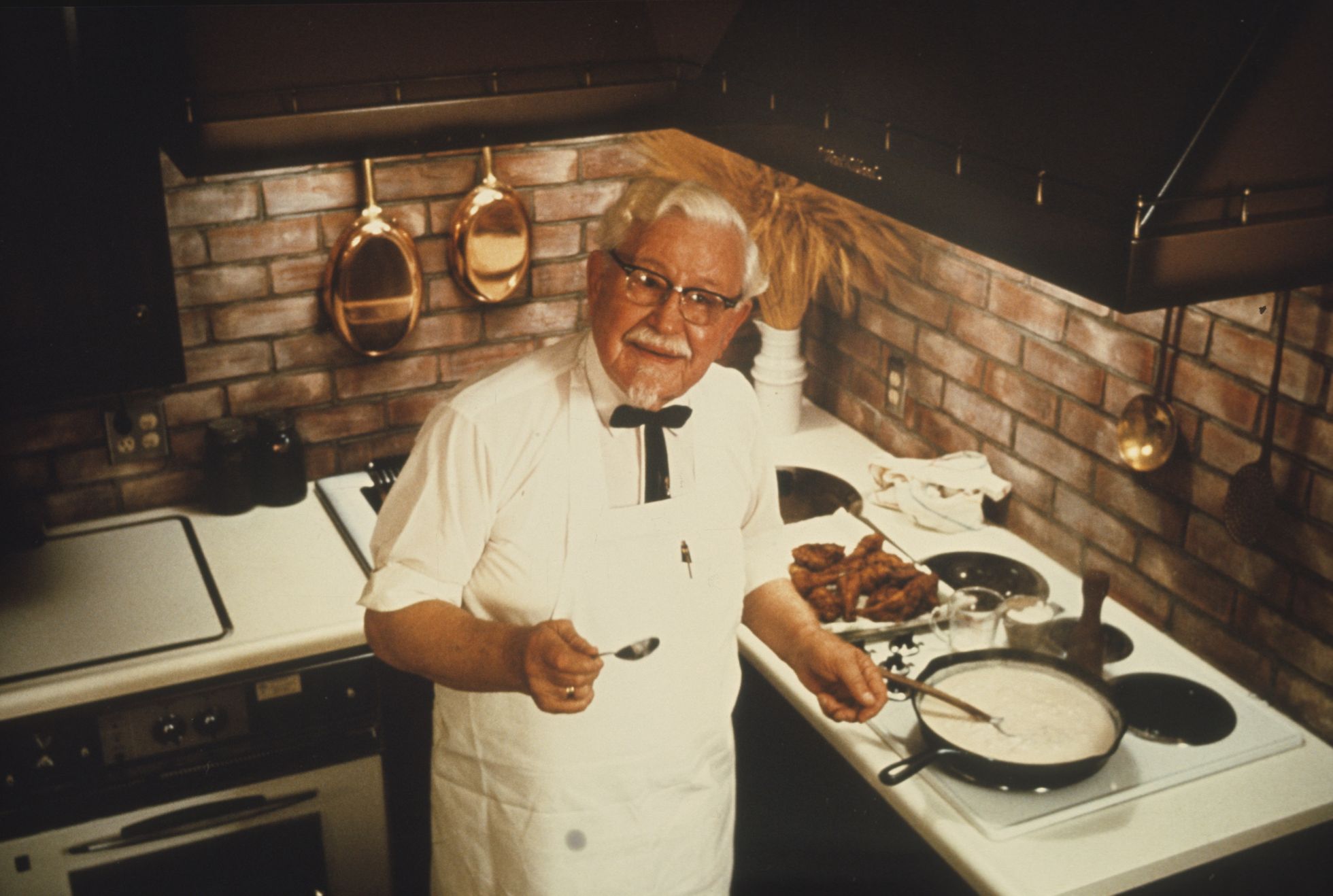 Kolonel Sanders õppis söögitegemise ära juba varajases lapsepõlves. Tema ema oli terve nädal kodust eemal ning Harland valmistas toitu oma nooremale vennale ja õele.