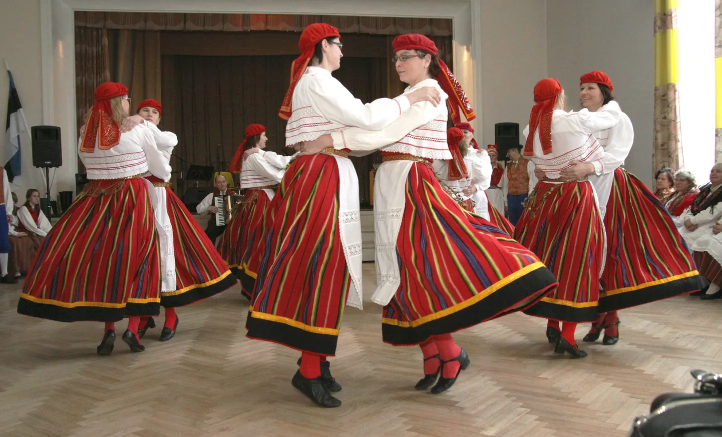 Rahvatantsuansambel Kajakas.